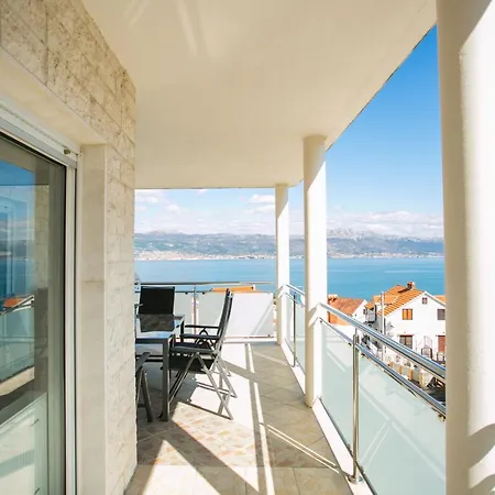 Spacious 3-bedroom Appartement Trogir