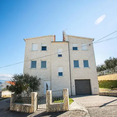 Spacious 3-bedroom * Trogir