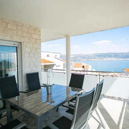 Spacious 3-bedroom * Trogir
