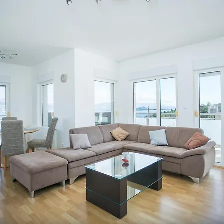 Spacious 3-bedroom Trogir